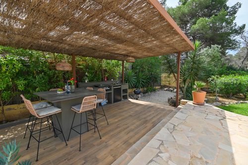 Ancali Hermosa y cómoda villa con piscina privada en Javea, Costa Blanca, España, para 6 personas. La casa se encuentra en una zona residencial cercana a la playa y a 3 km de Cala de la Barraca, playa de Javea....