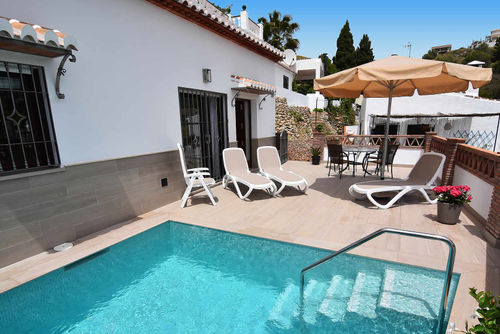 Nerja 008 Piękny i komfortowy dom wakacyjny z prywatnym basenem w Nerja, Costa del Sol, Hiszpania dla 4 osób. Dom znajduje się w pagórkowatej, wiejskiej i mieszkalnej okolicy nadmorskiej, w odległości 4 km od plaży Burriana....