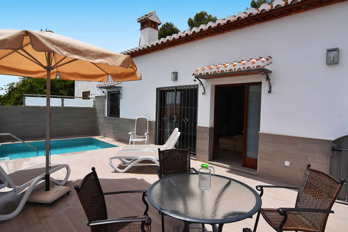 Nerja 008 Mooie en comfortabele vakantiewoning met privézwembad in Nerja, Costa del Sol, Spanje voor 4 personen. Het huis is gelegen in een heuvelachtig, landelijk en residentieel strandgebied en ligt op 4 km van het Burriana-strand....