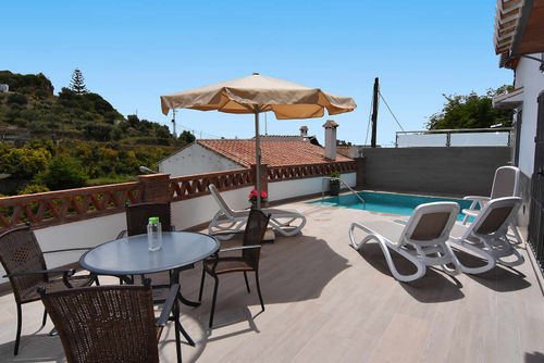 Nerja 008 Charmante et confortable maison de vacances avec piscine privée à Nerja, Costa del Sol, Espagne pour 4 personnes. La maison est située dans une zone résidentielle de plage, vallonnée et rurale, à 4 km de la plage de Burriana....