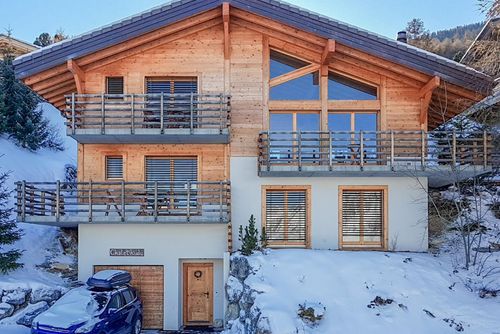 Chalet Kudu - Jacuzzi - Sauna - Views Grande et joyeuse maison de vacances à La Tzoumaz, Quatre Vallées, Suisse, pouvant accueillir 12 personnes. La maison est située dans une région montagneuse....