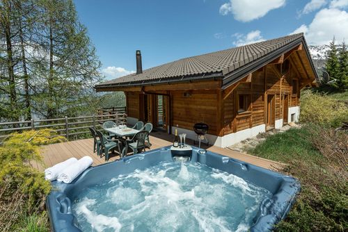 Chalet Kudu - Jacuzzi - Sauna - Views Grande et joyeuse maison de vacances à La Tzoumaz, Quatre Vallées, Suisse, pouvant accueillir 12 personnes. La maison est située dans une région montagneuse....