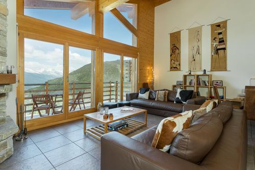 Chalet Kudu - Jacuzzi - Sauna - Views Ampla e alegre casa de férias em La Tzoumaz, Quatro Vales, Suíça, para 12 pessoas. A casa está situada em uma área montanhosa....
