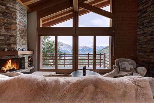 Chalet Kudu - Jacuzzi - Sauna - Views: La Tzoumaz, 4 Vallees, Zwitserland. Woon-eetkamer en glazen deur open haard