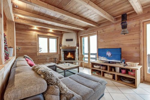 Chalet les Marmottes Lovely and comfortable holiday house in La Tzoumaz, Four Valleys, Switzerland for 10 persons. The house is situated in a mountainous area and within 500 m from the ski slope....