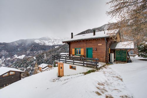 Chalet les Marmottes Charmante et confortable maison de vacances à La Tzoumaz, dans les Quatre Vallées, en Suisse, pour 10 personnes. La maison est située dans une région montagneuse et à 500 m des pistes de ski....