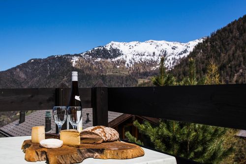 Chalet les Marmottes Charmante et confortable maison de vacances à La Tzoumaz, dans les Quatre Vallées, en Suisse, pour 10 personnes. La maison est située dans une région montagneuse et à 500 m des pistes de ski....