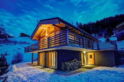 Chalet Aramis - Jacuzzi - Views Nowoczesny i radosny dom wakacyjny w La Tzoumaz, Cztery Doliny, Szwajcaria, dla 8 osób. Dom znajduje się w górzystym terenie....