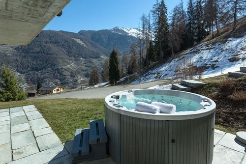 Chalet Aramis - Jacuzzi - Views Maison de vacances moderne et ensoleillée à La Tzoumaz, dans les Quatre Vallées, en Suisse, pour 8 personnes. La maison est située dans une région montagneuse....