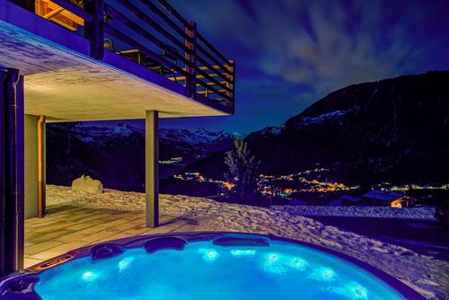 Chalet Aramis - Jacuzzi - Views Modernes und fröhliches Ferienhaus in La Tzoumaz, Vier Täler, Schweiz für 8 Personen. Das Haus befindet sich in einer bergigen Gegend....