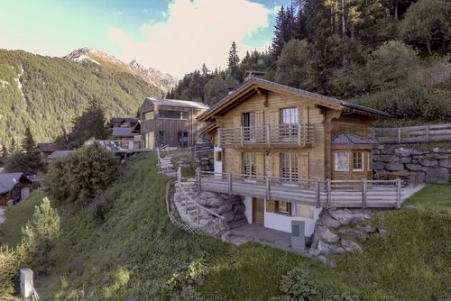 Chalet Aurelia Schönes und fröhliches Ferienhaus in La Tzoumaz, Vier Täler, Schweiz für 8 Personen. Das Haus befindet sich in einer gebirgigen Gegend und ist nur 50 m von der Skipiste entfernt....