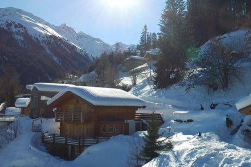 Chalet Aurelia Charmante et ensoleillée maison de vacances à La Tzoumaz, 4 Vallées, Suisse, pour 9 personnes. La maison est située dans une zone montagneuse et à seulement 50 m des pistes de ski....