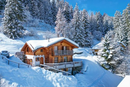 Chalet Aurelia Schönes und freundliches Ferienhaus in La Tzoumaz, 4 Täler, Schweiz für 9 Personen. Das Haus befindet sich in einer bergigen Gegend und nur 50 m von der Skipiste entfernt....