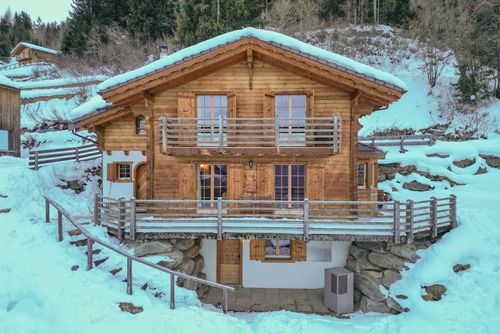 Chalet Aurelia Charmante et lumineuse maison de vacances à La Tzoumaz, dans les Quatre Vallées, en Suisse, pouvant accueillir 8 personnes. La maison est située dans une région montagneuse et à moins de 50 m des pistes de ski....