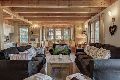Chalet Aurelia Schönes und freundliches Ferienhaus in La Tzoumaz, 4 Täler, Schweiz für 9 Personen. Das Haus befindet sich in einer bergigen Gegend und nur 50 m von der Skipiste entfernt....