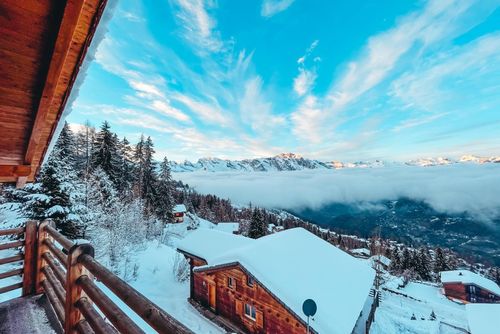 Chalet Aurelia Uroczy i radosny dom wakacyjny w La Tzoumaz, 4 Doliny, Szwajcaria, dla 9 osób. Dom znajduje się w górzystym terenie, zaledwie 50 m od stoku narciarskiego....