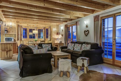 Chalet Aurelia Charmante et ensoleillée maison de vacances à La Tzoumaz, 4 Vallées, Suisse, pour 9 personnes. La maison est située dans une zone montagneuse et à seulement 50 m des pistes de ski....