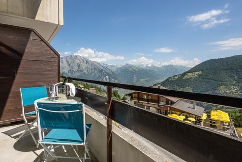Penthouse 36 Savoleyres Schöne und freundliche Wohnung in La Tzoumaz, 4 Täler, Schweiz für 8 Personen. Die Wohnung befindet sich in einem bergigen Gebiet, nahe Restaurants, Bars und Supermärkten, nur 50 m von der Skipiste und 50 m von der Seilbahn entfernt....