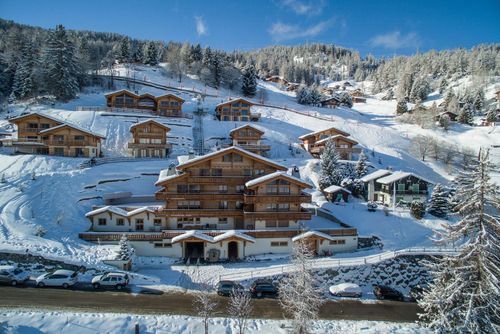 The Penthouse Matins St Laurent Schönes und luxuriöses Apartment in La Tzoumaz, Vier Täler, Schweiz für 12 Personen. Das Apartment befindet sich in einer bergigen Gegend, in der Nähe von Restaurants, Bars und Supermärkten, nur 50 m von der Skipiste und 500 m von der Skilift entfernt....