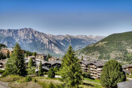 The Penthouse Matins St Laurent Schönes und luxuriöses Apartment in La Tzoumaz, Vier Täler, Schweiz für 12 Personen. Das Apartment befindet sich in einer bergigen Gegend, in der Nähe von Restaurants, Bars und Supermärkten, nur 50 m von der Skipiste und 500 m von der Skilift entfernt....