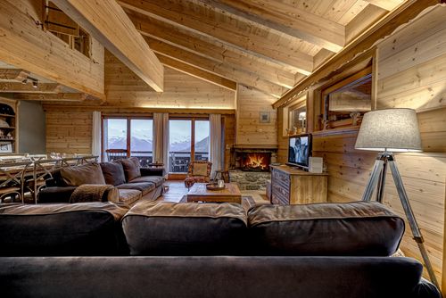 The Penthouse Matins St Laurent Schönes und luxuriöses Apartment in La Tzoumaz, Vier Täler, Schweiz für 12 Personen. Das Apartment befindet sich in einer bergigen Gegend, in der Nähe von Restaurants, Bars und Supermärkten, nur 50 m von der Skipiste und 500 m von der Skilift entfernt....