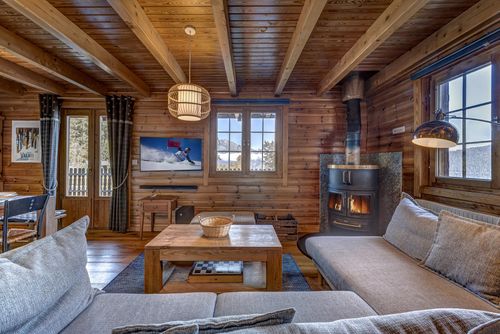 Chalet Pere Noel Klassisches und komfortables Ferienhaus in La Tzoumaz, 4 Täler, Schweiz für 9 Personen. Das Haus befindet sich in einer bergigen Gegend, nur 50 m von der Skipiste und 50 m von der Seilbahn entfernt....