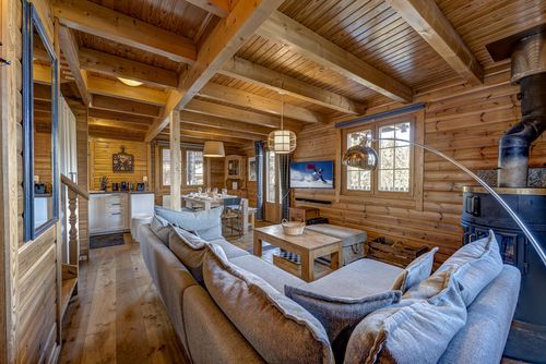 Chalet Pere Noel Maison de vacances classique et confortable à La Tzoumaz, 4 Vallées, Suisse pour 9 personnes. La maison est située dans une zone montagneuse, à 50 m des pistes de ski et à 50 m du télésiège....