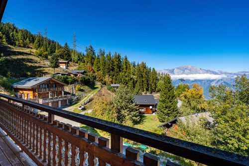 Chalet Pere Noel Maison de vacances classique et confortable à La Tzoumaz, 4 Vallées, Suisse pour 9 personnes. La maison est située dans une zone montagneuse, à 50 m des pistes de ski et à 50 m du télésiège....