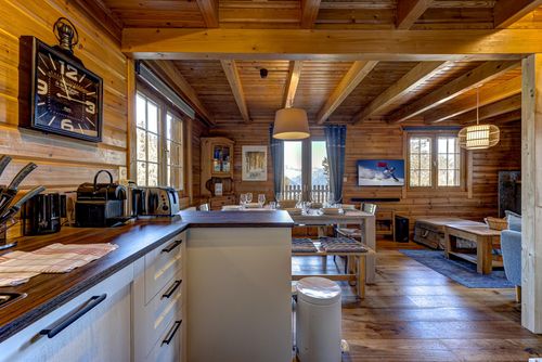 Chalet Pere Noel Maison de vacances classique et confortable à La Tzoumaz, 4 Vallées, Suisse pour 9 personnes. La maison est située dans une zone montagneuse, à 50 m des pistes de ski et à 50 m du télésiège....