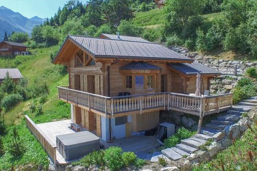 Chalet Chocolat - Jacuzzi Sauna Views Ski-In Ski-Out Schönes und luxuriöses Ferienhaus in La Tzoumaz, 4 Täler, Schweiz für 10 Personen. Das Haus befindet sich in einer bergigen Gegend und liegt nur 50 m von der Skipiste entfernt....