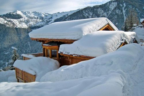 Chalet Chocolat - Jacuzzi Sauna Views Ski-In Ski-Out Beautiful and luxurious holiday house in La Tzoumaz, 4 Valleys, Switzerland for 10 persons. The house is situated in a mountainous area and within 50 m from the ski slope....