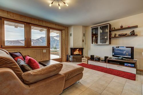 Appartement Matins St Laurent 1b Apartamento moderno e alegre em La Tzoumaz, 4 Vales, Suíça, para 4 pessoas. O apartamento está situado em uma área montanhosa, próximo a restaurantes, bares e supermercados, a 50 m da pista de esqui e a 500 m do teleférico....