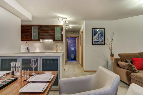 Appartement Matins St Laurent 1b Moderne og glædelig lejlighed i La Tzoumaz, 4 Dale, Schweiz til 4 personer. Lejligheden ligger i et bjergrigt område, tæt på restauranter, barer og supermarkeder, kun 50 m fra pisten og 500 m fra skiliften....