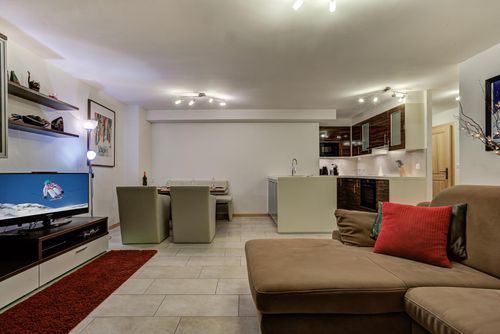 Appartement Matins St Laurent 1b Modern en vrolijk appartement in La Tzoumaz, 4 Valleien, Zwitserland voor 4 personen. Het appartement is gelegen in een bergachtige omgeving, dicht bij restaurants, bars en supermarkten, op 50 m van de skipiste en op 500 m van de skilift....