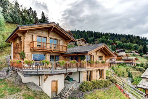 Chalet la Couronne - Jacuzzi Views Ski-In Ski-Out Magnifique et luxueuse maison de vacances à La Tzoumaz, 4 Vallées, Suisse pour 13 personnes. La maison est située dans un environnement montagneux, à proximité de restaurants, bars et supermarchés, à 50 m des pistes de ski et à 50 m du téléski....