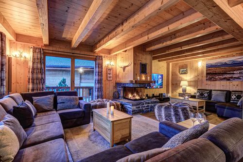 Chalet la Couronne - Jacuzzi Views Ski-In Ski-Out Linda e luxuosa casa de férias em La Tzoumaz, 4 Valées, Suíça, para 13 pessoas. A casa está situada em uma área montanhosa, próxima a restaurantes, bares e supermercados, a apenas 50 m da pista de esqui e a 50 m do teleférico....