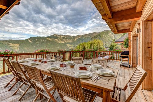 Chalet la Couronne - Jacuzzi Views Ski-In Ski-Out Beautiful and luxurious holiday house in La Tzoumaz, 4 Vallees, Switzerland for 13 persons. The house is situated in a mountainous area, close to restaurants, bars and supermarkets, within 50 m from the ski slope and within 50 m from the ski lift....