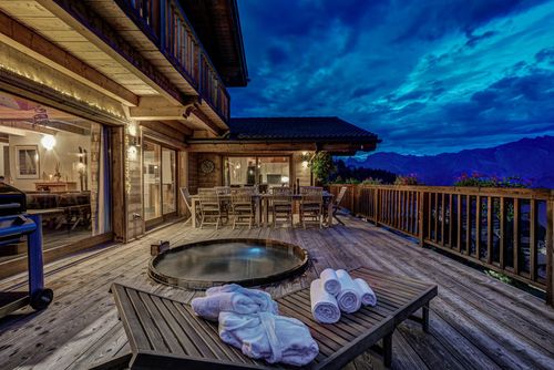 Chalet la Couronne - Jacuzzi Views Ski-In Ski-Out Beautiful and luxurious holiday house in La Tzoumaz, 4 Vallees, Switzerland for 13 persons. The house is situated in a mountainous area, close to restaurants, bars and supermarkets, within 50 m from the ski slope and within 50 m from the ski lift....