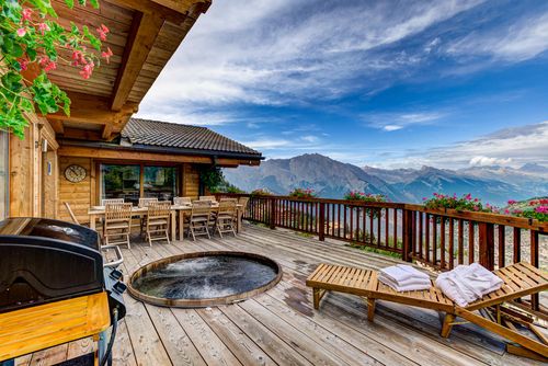 Chalet la Couronne - Jacuzzi Views Ski-In Ski-Out Schönes und luxuriöses Ferienhaus in La Tzoumaz, 4 Vallées, Schweiz für 13 Personen. Das Haus befindet sich in einer bergigen Gegend, in der Nähe von Restaurants, Bars und Supermärkten, nur 50 m von der Skipiste und 50 m von der Seilbahn entfernt....