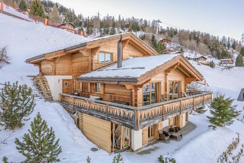 Chalet le Grand Ours - Jacuzzi Sauna Views Ski-In Ski-Out Schönes und luxuriöses Ferienhaus in La Tzoumaz, Vier Täler, Schweiz für 13 Personen. Das Haus befindet sich in einer bergigen Gegend, nahe Restaurants, Bars und Supermärkten, nur 50 m von der Skipiste und 500 m von der Seilbahn entfernt....