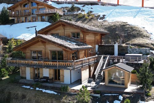 Chalet le Grand Ours - Jacuzzi Sauna Views Ski-In Ski-Out Vacker och lyxig semesterhus i La Tzoumaz, Four Valleys, Schweiz för 13 personer. Huset är beläget i ett bergigt område, nära restauranger, barer och livsmedelsbutiker, inom 50 m från skidbacken och inom 500 m från skidliften....