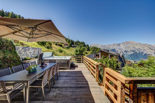 Chalet le Grand Ours - Jacuzzi Sauna Views Ski-In Ski-Out Magnifique et luxueuse maison de vacances à La Tzoumaz, dans les Quatre Vallées, Suisse, pouvant accueillir 13 personnes. La maison est située dans une région montagneuse, à proximité de restaurants, bars et supermarchés, à moins de 50 m de la piste de ski et à moins de 500 m de la remontée mécanique....