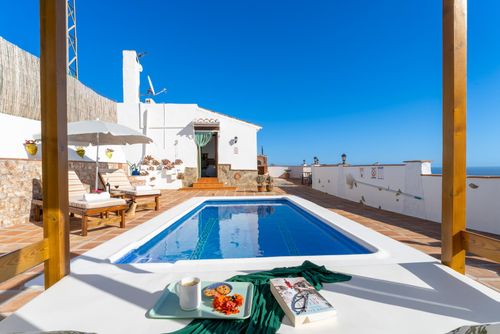 Nerja 011 Casa de vacaciones en Nerja, Costa del Sol, España, con piscina privada para 2 personas. La casa está situada en una zona residencial, rural y costera, cerca de restaurantes y bares, y a 3 km de la playa de La Torrecilla....