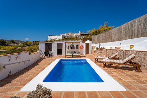 Nerja 011 Maison de vacances à Nerja, Costa del Sol, Espagne, avec piscine privée pour 2 personnes. La maison est située dans un quartier résidentiel rural et vallonné, à proximité de restaurants et de bars, et à 3 km de la plage de La Torrecilla....