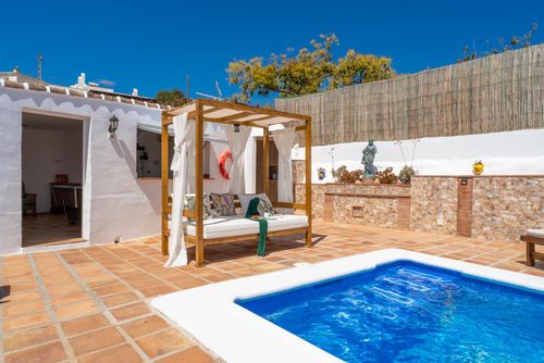 Nerja 011 Vakantiehuis in Nerja, Costa del Sol, Spanje met privézwembad voor 2 personen. Het huis is gelegen in een heuvelachtig, landelijk en residentieel strandgebied, dichtbij restaurants en bars en op 3 km van het La Torrecilla-strand....