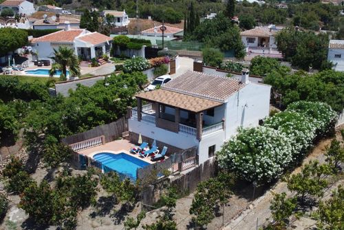 Nerja 086 Casa de vacaciones en Nerja, Costa del Sol, España, con piscina privada para 4 personas. La casa está situada en una zona residencial rural y montañosa, cerca de restaurantes y bares, y a 4 km de la playa de La Torrecilla....