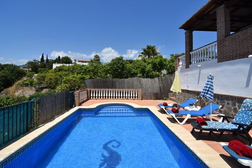 Nerja 086 Vakantiehuis in Nerja, Costa del Sol, Spanje met privézwembad voor 4 personen. Het huis is gelegen in een heuvelachtig, landelijk en residentieel gebied dichtbij het strand, en op korte afstand van restaurants en bars, op 4 km van het strand La Torrecilla....