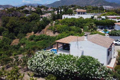 Nerja 086 Dom wakacyjny w Nerja, Costa del Sol, Hiszpania z prywatnym basenem dla 4 osób. Dom położony jest w górzystej, wiejskiej i mieszkalnej okolicy nadmorskiej, w pobliżu restauracji i barów oraz 4 km od plaży La Torrecilla....