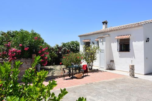 Nerja 086 Casa de vacaciones en Nerja, Costa del Sol, España, con piscina privada para 4 personas. La casa está situada en una zona residencial rural y montañosa, cerca de restaurantes y bares, y a 4 km de la playa de La Torrecilla....