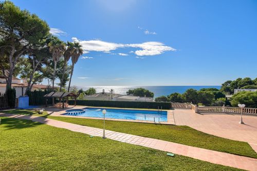 Poolbeach V Schöne und fröhliche Wohnung in Moraira, Costa Blanca, Spanien mit Gemeinschaftspool für 4 Personen. Die Wohnung befindet sich in einem Wohngebiet am Strand, in der Nähe von Restaurants, Bars und Geschäften, nur 50 Meter vom Strand Playa Platgetes und 50 Meter vom Mittelmeer entfernt....
